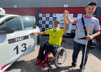 Otomobil sporları tutkunu iki engelli yarış pistinde sürüş deneyimi yaşadı