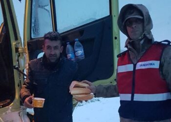 Mehmetçikten kardan yolda kalanlara sıcak çorba