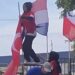 Milli sporcu Rabianur Uzunay, yarıya düşen Türk bayrağını göndere çekti