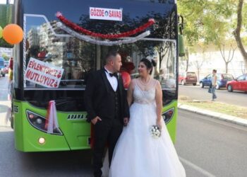 Belediye otobüsünü gelin arabası yaptı