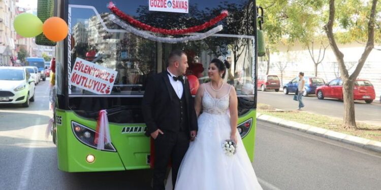 Belediye otobüsünü gelin arabası yaptı
