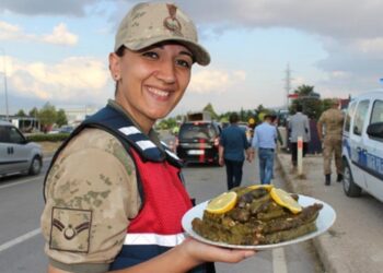 Tokat’ta sürücü ve yolculara yaprak sarma ikramı
