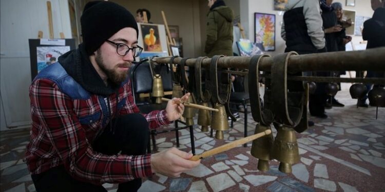 Çobandan köy kahvehanesinde “çan” konseri