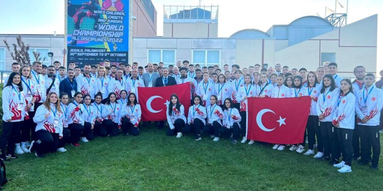 Kick boksta genç milliler 49 madalya kazandı