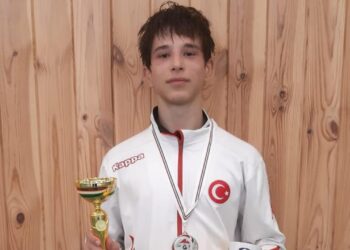 Milli eskrimci Tuna Biçicioğlu Macaristan’da gümüş madalya kazandı