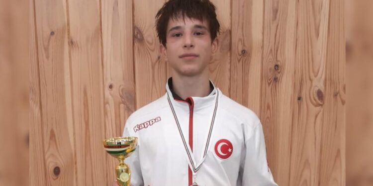 Milli eskrimci Tuna Biçicioğlu Macaristan’da gümüş madalya kazandı