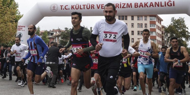 Ankara’da “Sanat Aşkına Koş-Başkent Kültür Yolu Koşusu” düzenlendi