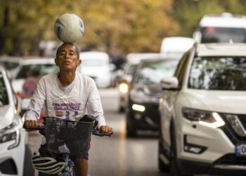 Meksikalı gezgin Nieto futbol topuyla ülke ülke pedal çeviriyor