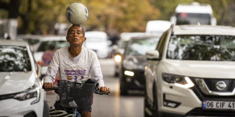 Meksikalı gezgin Nieto futbol topuyla ülke ülke pedal çeviriyor