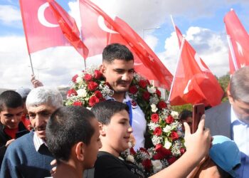 Milli güreşçi Taha Akgül Sivas’ta çiçeklerle karşılandı