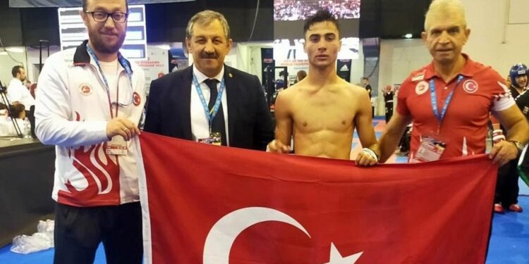 Milli sporcusu Çetin Karapınar İtalya’da altın madalya aldı