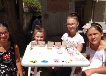 Çocuklar sokak hayvanları için bileklik yapıp satıyorlar