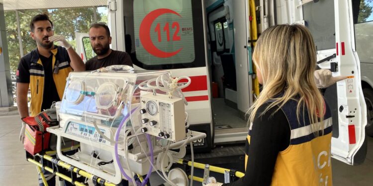 Kızı prematüre doğan doktor, minik Eylül’ü tedavi yolculuğunda yalnız bırakmadı