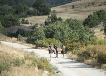 Çevre illerden ilgi görüyor… Atlı turlarla geziyorlar!