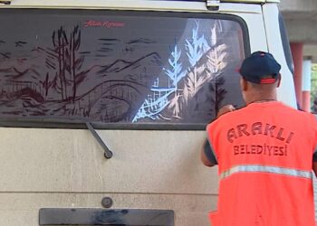 Temizlik görevlisi tozlu camları tabloya dönüştürüyor