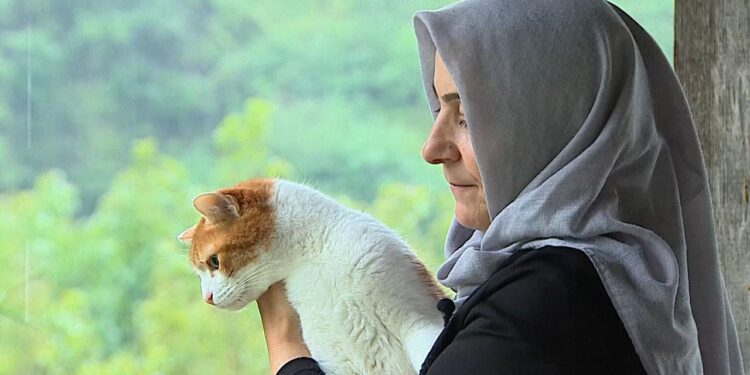 Dokuzuncu kattan düşen Paşa hayata tutundu