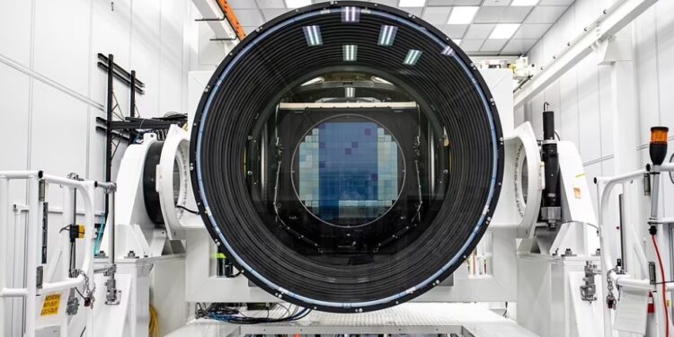 Dünyanın en büyük dijital teleskobu tanıtıldı