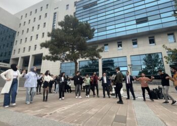 TBMM bahçesinde horon keyfi