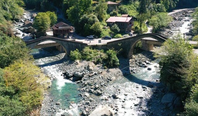 Doğası ve tarihi yapılarıyla ziyaretçilerini ağırlıyor