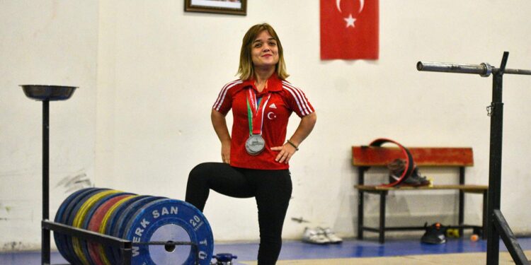 Reyhan Polat iş ararken halterde şampiyon oldu