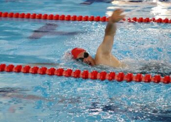 Milli sporcu Ataberk Yücel engelleri yüzerek aştı