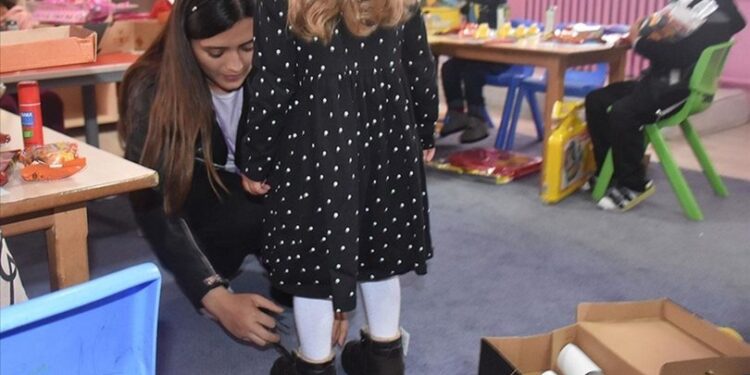 Kırsaldaki çocukların yüzünü güldürüyorlar