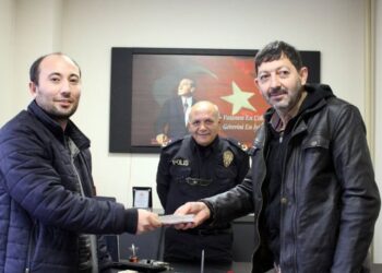 Yolda bulduğu 28 bin lirayı sahibine teslim etti