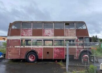 70 yıllık otobüsü 2 katlı eve çevirdi