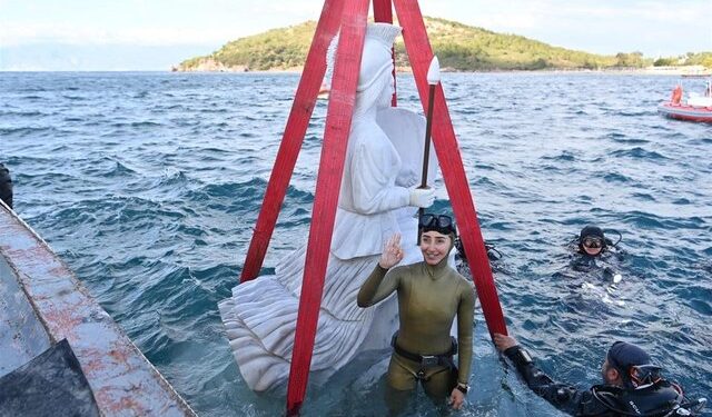 İlk ziyaretçisi Şahika Ercümen oldu