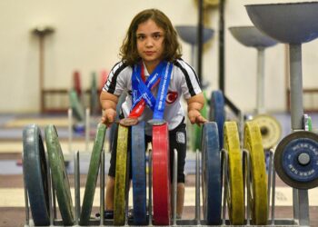 ‘Kolları güçsüz yapamaz’ dediler halterde Avrupa ikincisi oldu
