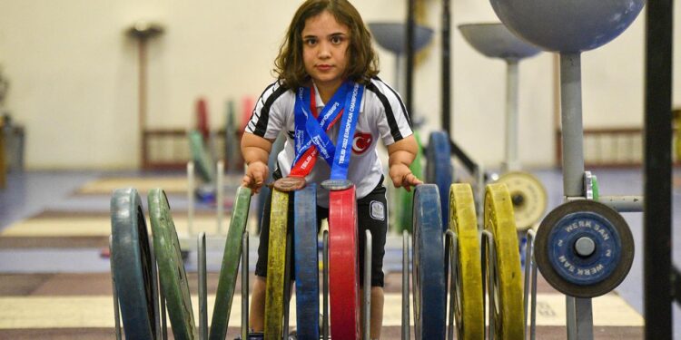 ‘Kolları güçsüz yapamaz’ dediler halterde Avrupa ikincisi oldu