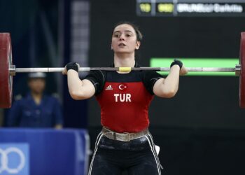 Milli halterci Nuray Güngör Levent’ten gümüş madalya