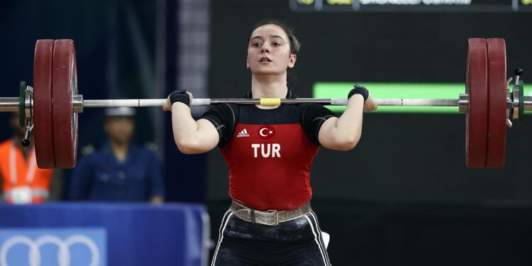 Milli halterci Nuray Güngör Levent’ten gümüş madalya