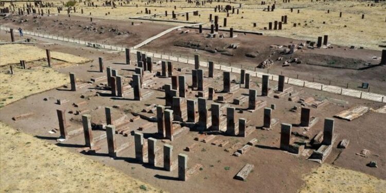 Ahlat Selçuklu Meydan Mezarlığı’nda 108 yeni mezar gün yüzüne çıkarıldı