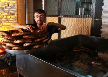 Simitçiden bayram öncesi Suriyeli çocuklara yardım