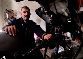 20 yıldır hissederek motosiklet tamir ediyor