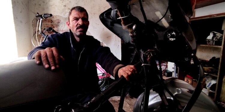 20 yıldır hissederek motosiklet tamir ediyor