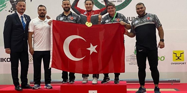 Milli halterci Sara Yenigün’den 3 altın madalya