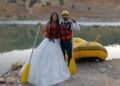 Gelinlik ve damatlıkla rafting keyfi