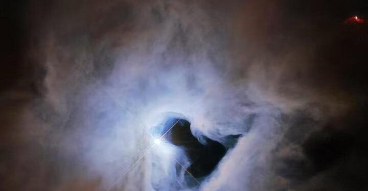 Hubble Uzay Teleskobu, uzayın karanlığındaki dev kozmik “anahtar deliğini” ortaya çıkardı