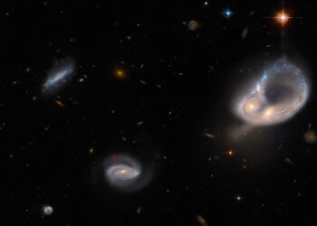 Hubble sıra dışı galaksi birleşimini yakaladı