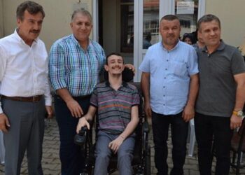 Engelli vatandaşın akülü araba sevinci