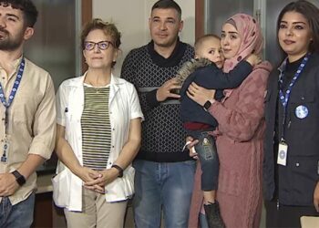 3 yaşındaki Aslan bebek annesinin sesini ilk kez duydu
