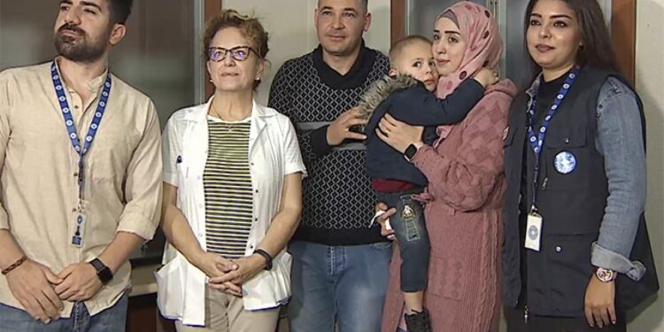 3 yaşındaki Aslan bebek annesinin sesini ilk kez duydu