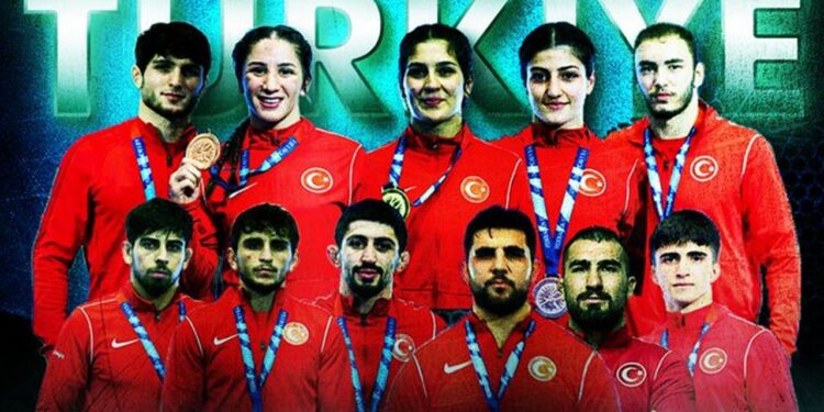 Milli güreşçilerden tarihi başarı