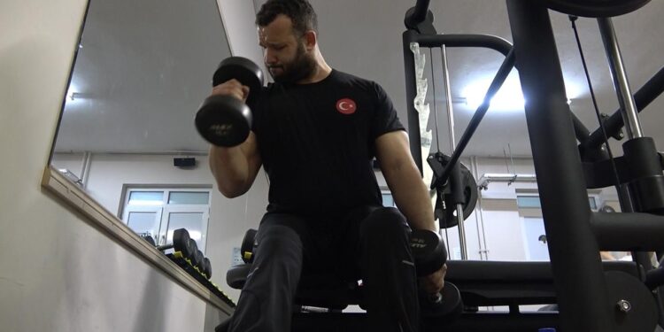 Milli sporcu yüzmeden sonra halterde de engel tanımıyor