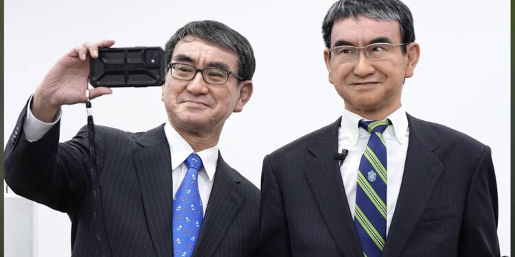 Japonya Dijital Dönüşüm Bakanı Kono, avatar robotunu tanıttı