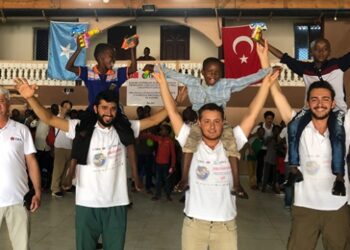 TİKA’nın gönüllü öğrencileri Somalili yetimleri sevindirdi