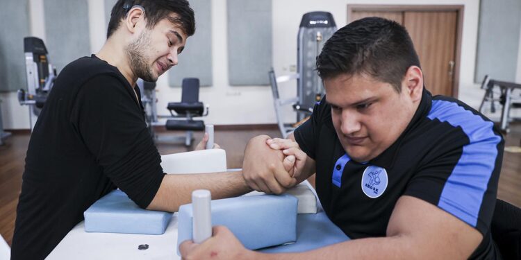 Ayrık omurga hastası engelli genç canla başla şampiyonalara hazırlanıyor