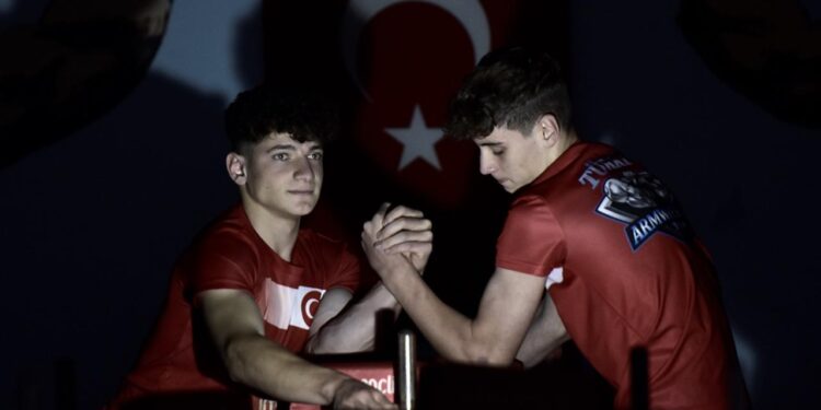 Milli bilek güreşçi Raşid Mavigil’in hedefi iki kolda da birincilik